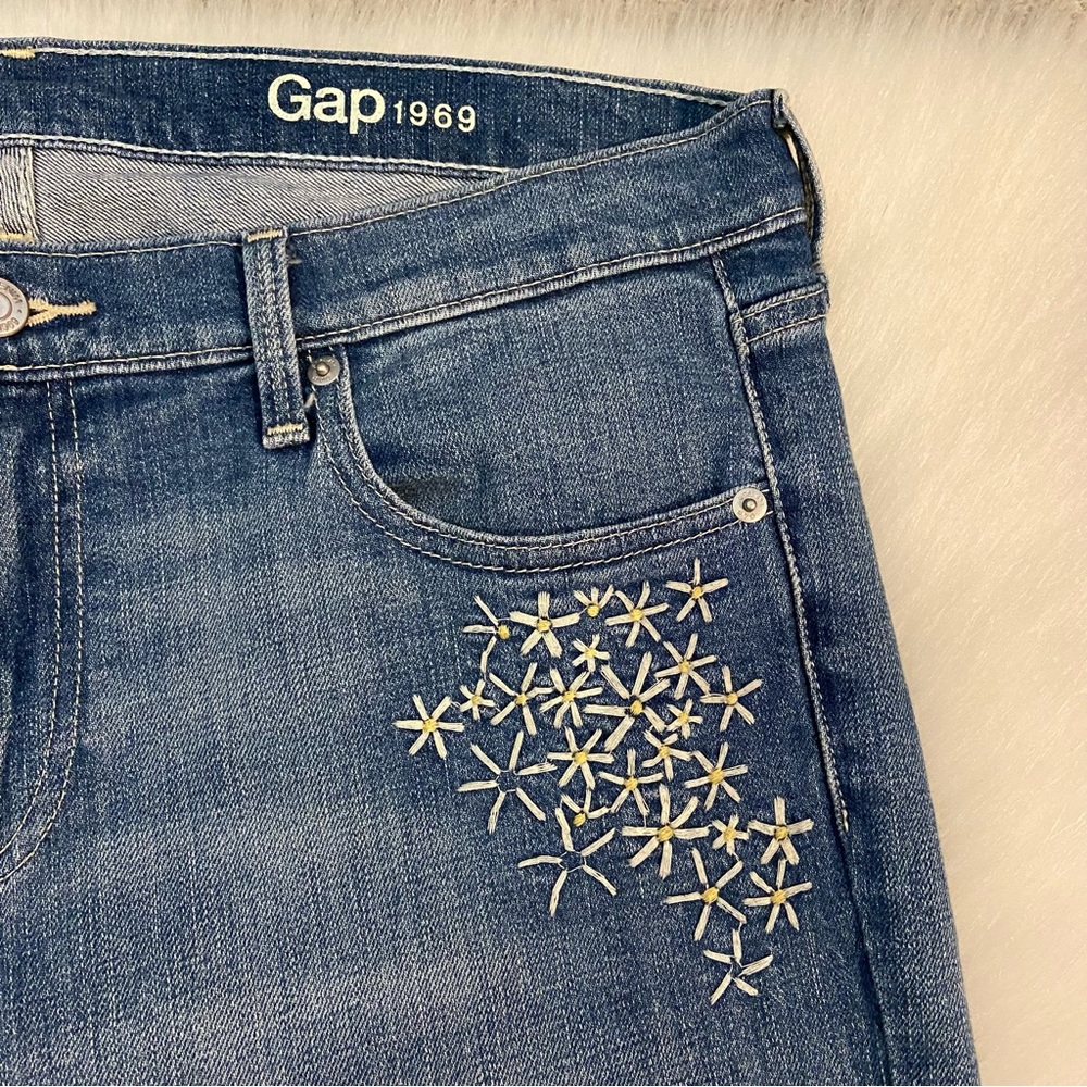 Gap Daisy Embroidered Authentic Best Girlfriend Jeans Gem